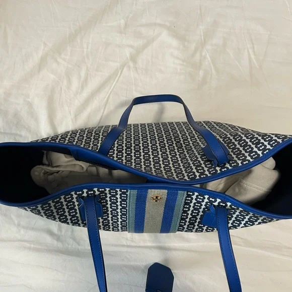 Tory Burch Navy and Cream Patterned Tote - Picture 6 of 9